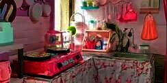 Dapur Dinding Kayu Serba Pink, Ditata Super Rapi