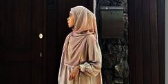 Trik Menata Kerudung Segi Empat Ukuran Standar Bisa Menutup Dada