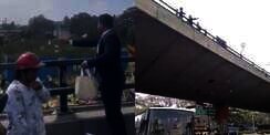 Viral Pria Misterius Berkalung Jam Dinding Sebar Uang dari Flyover