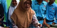 Ingatkan Muridnya Bahaya Rokok, Guru Ini Punya Cara Tak Biasa