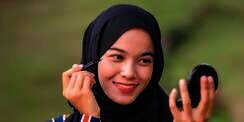 Begini Cara Membuat Eyeliner Tampak Lebih Pekat