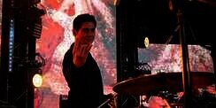 5 Potret Terbaru Tyo Nugros Eksdrummer Dewa19 yang Wajah Tampannya Dipuji `Abadi bak Vampir'