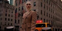 Pose di New York, Indah Nada Puspita Stunning Berbalut Blazer