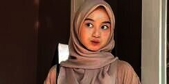 Tampil Beda dengan Kerudung Voal Motif, Mau Coba?