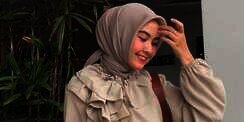 Cara Simpel Buat Hijab Segi Empat Anggun Menutup Dada