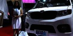 Potret SPG Mobil Beradu Cantik di IIMS 2023, Gajinya Ada yang Sampai Puluhan Juta