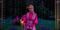 Inspirasi Gaya Melody Laksani Padukan Hijab dan Topi Baret