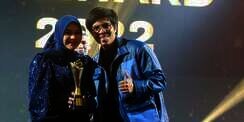 Serba Biru, Potret Kompak Aurel Hermansyah & Atta Halilintar Sabet Award dari Putra Siregar 