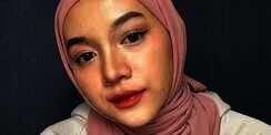 Yuk, Tampil Beda dengan Kerudung Segi Empat Curvy 