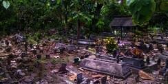 Pulang Jumatan, Warga Kaget Temukan Kain Putih Berisi Foto Ditusuk Jarum di Kuburan Kutai Kartanegara, Diduga Bekas Ritual Ilmu Hitam
