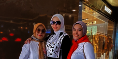 Syahrini Kompak dengan Sang Ibu dan Kakak, Tampil Unik Pakai Vest Bolong-bolong, Penasaran Harganya
