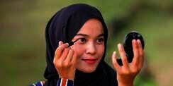 Makeup Artist Ungkap Trik Biar Mata Tak Berair Saat Pakai Eyeliner