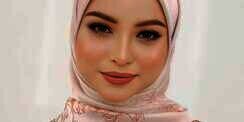 Tampil Elegan dengan Kerudung Segi Empat Motif Bahan Satin