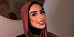 Manfaatkan Turtle Neck untuk Style Hijab Flowy dengan Leher Tertutup
