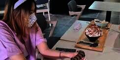 Ada Cafe Reptil, Makan Bisa Sambil Main dengan Ular Jinak