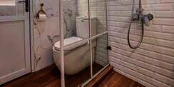 Kamar Mandi Mungil Jadi Estetik dengan Sekat Kaca