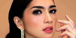 Angel Karamoy Tampil Cantik Dengan Gaun Belahan Rendah: `Gaji UMR Cukup Diem Aja`
