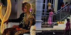 Di Pelaminan Santuy Remas-Remas Tangan Mempelai Wanita, Pengantin Pria Nangis Kejer saat Ditinggal Pulang Orangtuanya