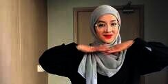 Tengok Styling Pashmina Rapi untuk Si Mata Empat