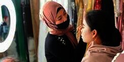 Tak Cuma Jago Merias, 4 Kebiasaan Simpel Makeup Artist Ini Bisa Bikin Klien Percaya