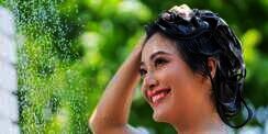 Sering jadi Solusi Tanggal Tua, Amankah Memakai Sampo yang Diisi Air?
