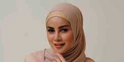 Elegan, Dress Olla Ramlan Pakai Dress Full Satin