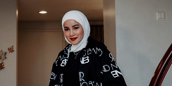 Santuy tapi Stylish, Style Olla Ramlan Geret Koper di Kereta