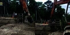 Jembatan Ambles, Anak SD ini Nyebrang Naik Pengeruk Ekskavator