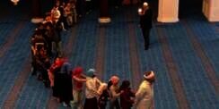 Masjid di Ini Punya Tradisi Ajak Anak Kecil Bermain Usai Sholat Tarawih, Sang Imam Bahkan Ikut Gabung
