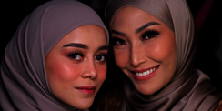 Lesty Kejora dan Ayu Dewi Pakai Hijab Kembar Bernuansa Elegan