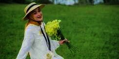 Picnic with Style, Ririe Fairus Padukan Hijab Mustard dan Topi