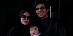 Bawa Baby A Jalani Umroh, Penampilan Aurel Hermansyah Bercadar Bikin Pangling