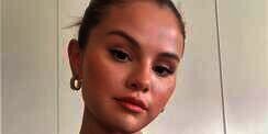 Glowing dan Segar, Selena Gomez Berani Perlihatkan Bare Face