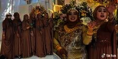 Viral! Emak-Emak 'Sultan' Jadi Bridesmaids Pamer Perhiasan Seperti Toko Emas Berjalan, Cincin Seperti Thanos