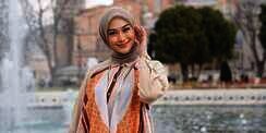 Elegan Memikat, Pilihan Dress Yellow Indah Nada Puspita  