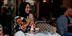 Look Elegan Poppy Bunga dengan Outfit Black and White