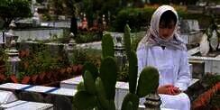 Jelang Ramadan, Raline Shah Ziarah ke Makam Sang Atok