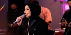 Pilih Bercadar Saat Umroh, Tengok 3 Style Aurel Hermansyah Saat Umroh 
