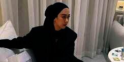 Ide Outfit Stylish Kasual dengan Turban Bernuansa Hitam