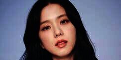 Pakai Dress dengan Warna Tak Biasa, Jisoo Blackpink Memukau di Pinggir Kaca
