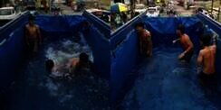 Anti Mainstream! Para Pemuda Ini Asyik Berenang di Bak Truk