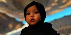 Cantik dan Gemas, Deretan Foto Ameena Pakai Hijab Saat Umroh 