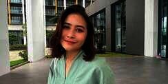 Tampilan Seru Prilly Latuconsina Padukan Blazer Formal dengan Jeans  Casual