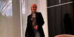 6 Model Outer Hijab Kekinian Beragam Style, Bikin Outfitmu Makin Stand Out 
