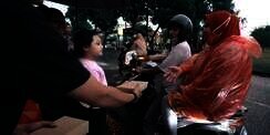 Berjiwa Sosial Tinggi, 5 Potret Arsy dan Arsya Bagi-Bagi Takjil di Jalan
