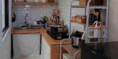 Dapur Mini Rapi Estetik Meski Tanpa Kitchen Kabinet
