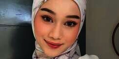 Tampil Chic dengan Hijab Pattern, Ikat Saja Kedua Sisinya