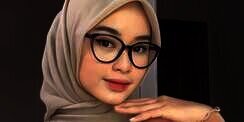Coba Hijab Segi Empat Polos dengan Style Manis