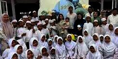 Potret Ultah Anak Nikita Willy Bareng Anak Yatim, Tampilan Baby Issa Pakai Koko dan Peci Bikin Gemas