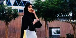 5 Fakta Abaya Hitam, Busana Favorit Perempuan Timur Tengah.
